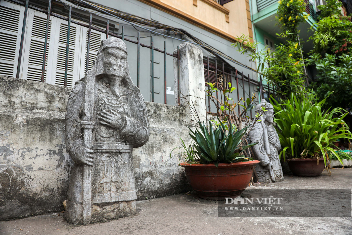 Phía trước cửa lăng từng có hai hàng lính chầu bằng đá ở 2 bên, mỗi hàng có 4 lính, cao 1,3m, hiện nay chỉ còn lại 3 bức tượng và cả 3 đều mất phần chân do bị tôn nền xi-măng trùm lên.