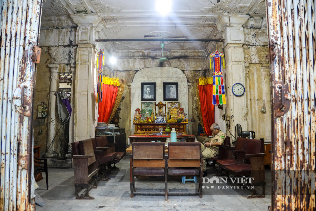 Lăng Hoàng Cao Khải được xây toàn bộ bằng đá cẩm thạch trắng theo kiểu chữ ''Đinh'', dài 8m, cao 6m.