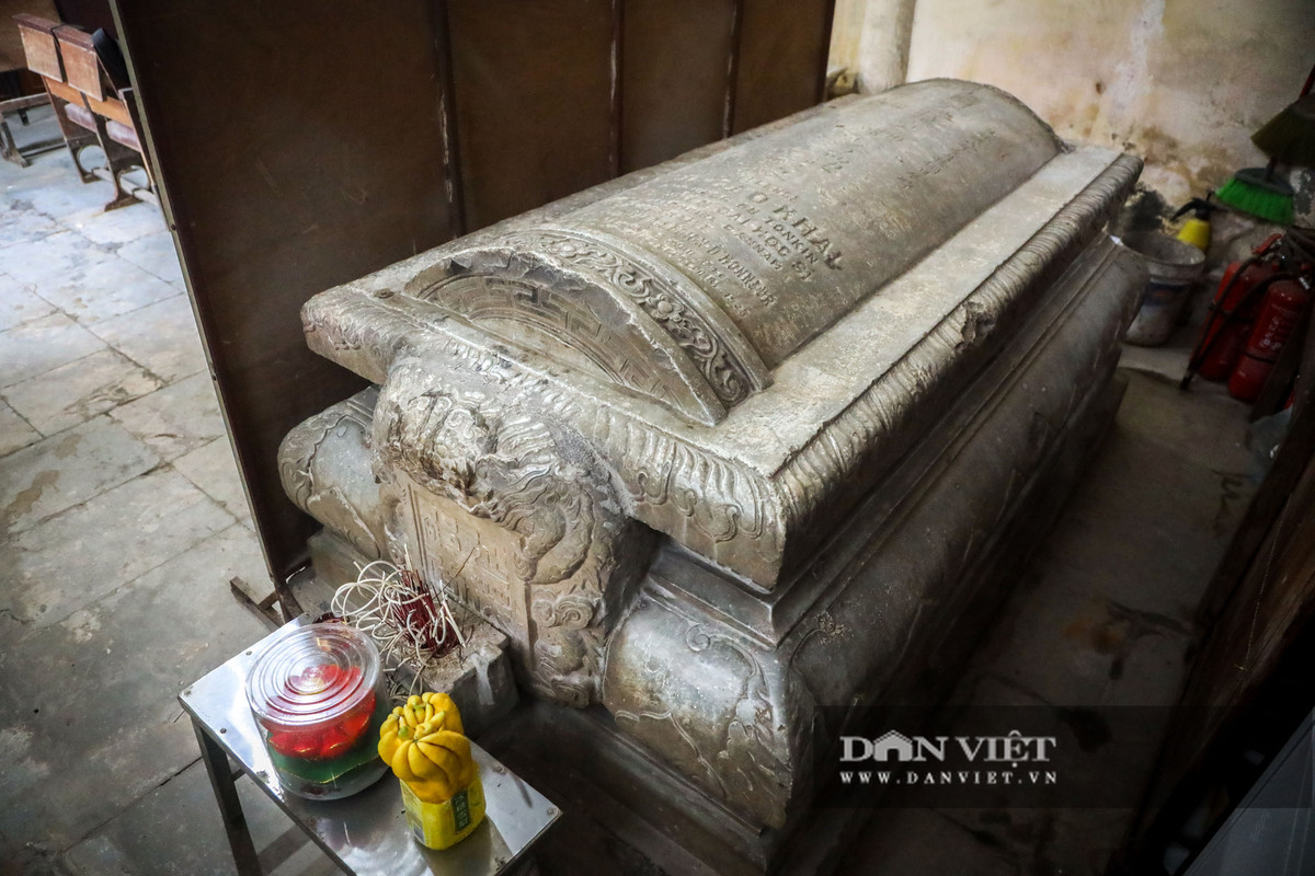 Trong lăng mộ có 2 quan tài bằng đá. Theo phong tục, mộ cụ ông nằm bên trái và vợ bên phải. Toàn bộ công trình đều bằng đá cẩm thạch trắng, chạm khắc tinh xảo.