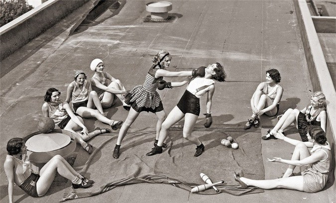 Bức ảnh vào những năm 1930 cho thấy những người phụ nữ đang chơi đấm bốc trên mái nhà.