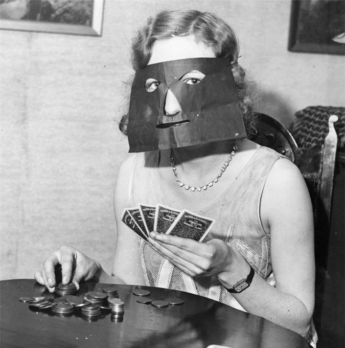 Mặt nạ dùng để đeo khi... chơi bài năm 1932.