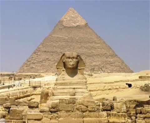 5. Kim tự tháp Giza: Giza có niên đại hơn 4.000 năm tuổi, là công trình kim tự tháp cao nhất được xây dựng trên thế giới. Kim tự tháp Giza tọa trên vùng cao nguyên Giza nằm ở bờ Tây sông Nile và có vị trí tầm nhìn bao quát, hướng về thung lũng sông Nile. Những người thợ Ai Cập đã đặt các kim tự tháp cực kỳ chính xác, vào đúng vị trí giao nhau giữa đường vĩ tuyến và kinh tuyến dài nhất trên trái đất. Người Ai Cập cổ đại xây kim tự tháp Giza trước khi loài người có kiến thức đầy đủ về hình dạng trái đất. Vậy vì sao họ có thể có những kiến thức này? Ngoài ra, kim tự tháp Giza cũng là công trình kỳ vĩ với những phiến đá xếp chồng lên nhau nặng nhiều tấn,được xây dựng trong hơn 100 năm. Có một số nhà nghiên cứu nghiêng về giả thuyết người ngoài hành tinh đã giúp đỡ người Ai Cập cổ đại, xây dựng nên công trình vĩ đại này.