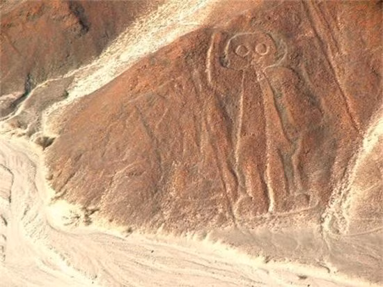 Hình người khổng lồ. Những hình họa này có diện tích rất lớn, và chỉ có thể nhìn thấy hình thù của chúng từ trên không qua máy bay. Những hình vẽ đường kẻ này đã tồn tại hơn 2.000 năm mà không hề bị hủy hoại. Người ta ước tính, khoa học kỹ thuật hiện đại cũng khó có thể thực hiện những công trình loại này, huống chi hàng nghìn năm trước. 