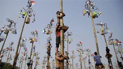 Theo BBC, lễ hội leo cột bôi mỡ còn có tên Panjat Pinang. Đây là một trong những lễ hội giữ gìn nét phong tục độc đáo của quốc gia này. Lễ hội được tổ chức để kỷ niệm ngày độc lập của người dân Indonesia.