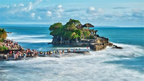 Theo Cổng thông tin điện tử Chính phủ, với diện tích hơn 1,9 triệu km2, dân số hơn 255 triệu người, Indonesiia có diện tích lãnh thổ và dân số đông nhất khu vực Đông Nam Á. Đây cũng là quốc gia đạo Hồi lớn nhất thế giới.