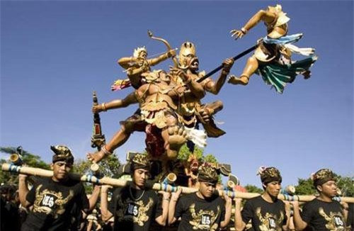 Tahun Baru Hijriah là tết của người hồi giáo ở Indonesia. Nhiều hoạt động diễn ra ngoài trời như hát, nhảy, múa rối. Một số tổ chức hồi giáo mở cửa các chợ, cung cấp thực phẩm, tiền, dịch vụ y tế miễn phí cho người nghèo.