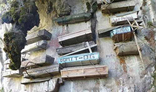 Theo BBC, người Toraja sống ở Nam Sulawesi, Indonesia. Đây cũng là một trong những bộ tộc kỳ lạ trên thế giới, có truyền thống treo người chết trên vách đá, sau khi tiến hành tang lễ. Với những đứa trẻ chưa mọc răng chẳng may qua đời, họ thường chôn trong hốc cây cổ thụ. 