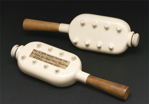 3. Máy sấy tóc (1880s): Những năm 1880s, sau khi gội đầu với nước nóng, họ sẽ dùng dụng cụ này để làm khô tóc. 