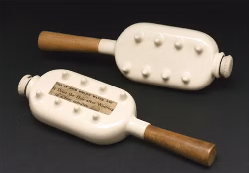 3. Máy sấy tóc (1880s): Những năm 1880s, sau khi gội đầu với nước nóng, họ sẽ dùng dụng cụ này để làm khô tóc. 