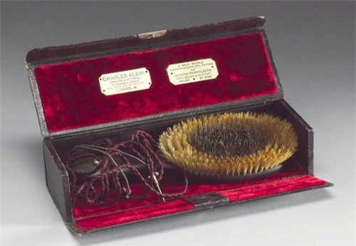 4. Làm sạch tóc (1890s): Được phát minh bởi Charles Klein, dụng cụ này hoạt động với cơ chế hút bụi ra khỏi tóc nhờ điện để hoạt động. 
