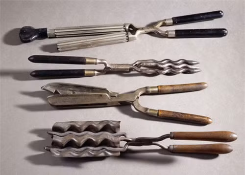 5. Dụng cụ uốn tóc xoăn sóng (đầu năm 1990s): Đầu những năm 1990s, phụ nữ Pháp đặc biệt ưa chuộng kiểu tóc xoăn sóng nhẹ nên dụng cụ này ra đời nhằm phục vụ việc làm đẹp của họ. 