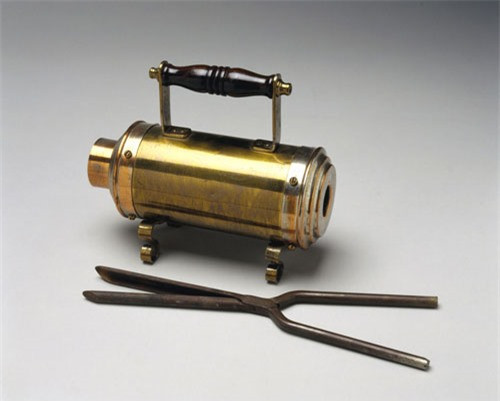 7. Kẹp uốn tóc (1891): Kẹp uốn tóc đã được sử dụng từ thời Ai cập cổ đại. Nhưng chỉ đến thế kỷ 19, khi mà phụ nữ chuộng kiểu tóc xoăn uốn phồng thì chiếc kẹp này mới thực sự trở nên phổ biến.