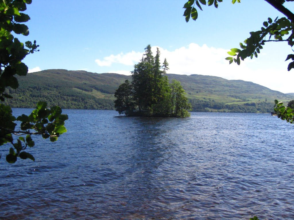 hú vị là trong lòng hồ còn nổi lên đảo Cherry bé xinh. Thêm vào đó, trên bờ Loch Ness cũng có tàn tích tuyệt đẹp của lâu đài Urquhart. Thế nên dù không thể tận mục sở thị con quái vật trong truyền thuyết, du khách vẫn ưa thích đến thăm hồ.