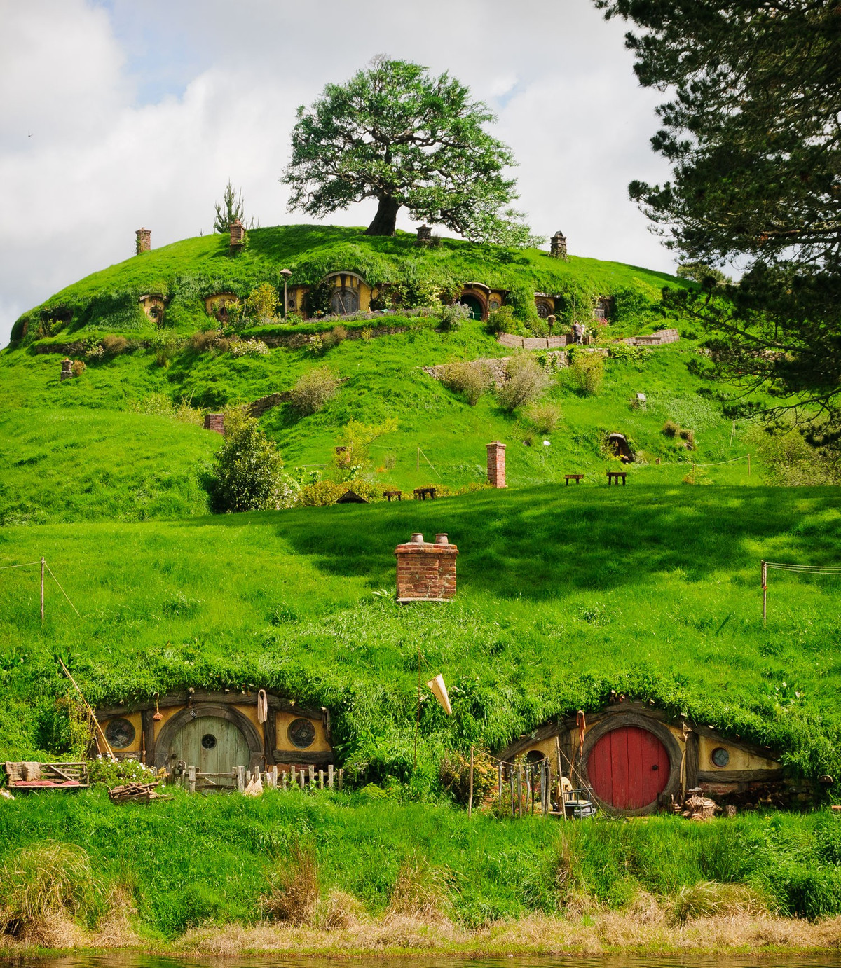 Nằm tại Matamata, Đảo Bắc, New Zealand, tiền thân của Hobbiton lừng danh là một bãi cỏ rộng 500ha, dùng để chăn thả 13.000 con cừu và 300 con bò. Vào năm 1998, trong khi đi tìm địa điểm quay loạt Lord of the Rings (Chúa tể của những chiếc nhẫn), đạo diễn Peter Jackson đã vô tình phát hiện ra và lập tức "chấm" nó.