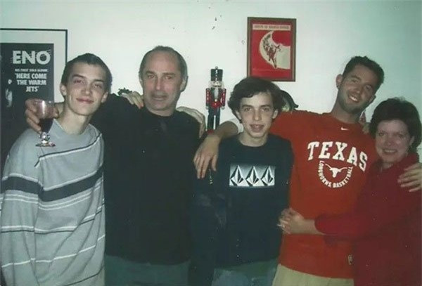 Bức ảnh được chia sẻ trên diễn đàn Reddit vào năm 2013 khiến dân mạng không khỏi rùng mình với bàn tay dư ra trên vai người đàn ông đứng thứ 2 từ trái đếm vào.