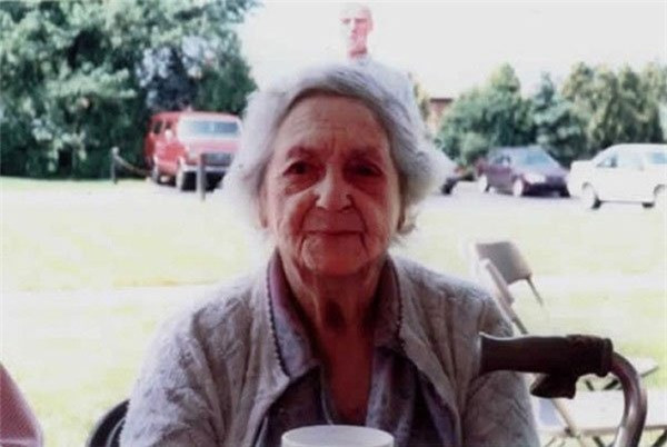 Denise Russell đã chụp ảnh cho bà của cô vào năm 1997 và sau này khi xem lại mới phát hiện trong ảnh còn có bóng hình của ông cô, người đã qua đời vào năm 1987. Đây không phải là lần đầu tiên người ta nhìn thấy những hình bóng kỳ lạ trong những bức ảnh chụp gia đình. Đã từng có rất nhiều bức ảnh gây xôn xao khi được công khai nhưng đến nay vẫn chưa có lý giải nào. 