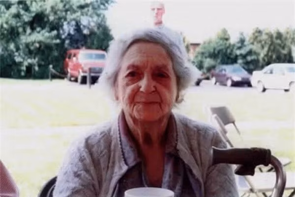 Denise Russell đã chụp ảnh cho bà của cô vào năm 1997 và sau này khi xem lại mới phát hiện trong ảnh còn có bóng hình của ông cô, người đã qua đời vào năm 1987. Đây không phải là lần đầu tiên người ta nhìn thấy những hình bóng kỳ lạ trong những bức ảnh chụp gia đình. Đã từng có rất nhiều bức ảnh gây xôn xao khi được công khai nhưng đến nay vẫn chưa có lý giải nào. 