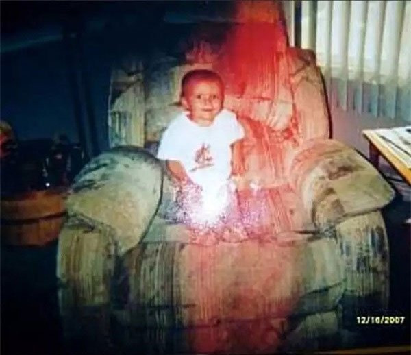 Một vài tuần sau khi ông qua đời, đứa trẻ này đã chào đời. Trong một lần cậu bé ngồi trên chiếc ghế yêu thích của người ông đã khuất, mẹ em đã chụp bức ảnh này với sự xuất hiện của bóng dáng người ông.