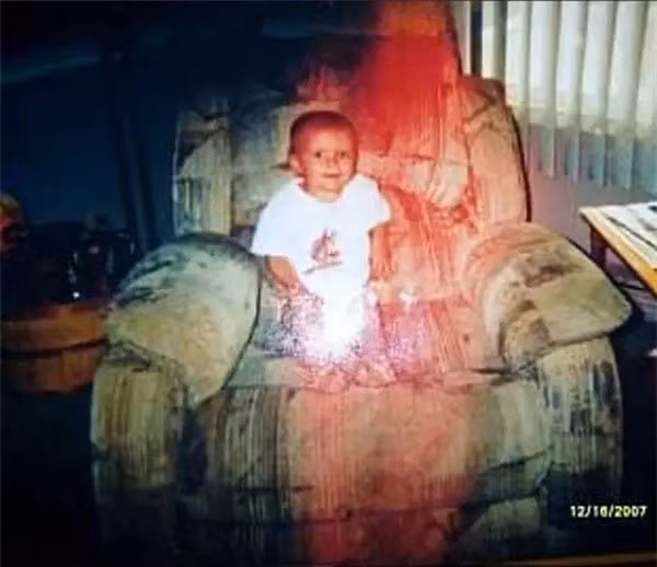 Một vài tuần sau khi ông qua đời, đứa trẻ này đã chào đời. Trong một lần cậu bé ngồi trên chiếc ghế yêu thích của người ông đã khuất, mẹ em đã chụp bức ảnh này với sự xuất hiện của bóng dáng người ông.