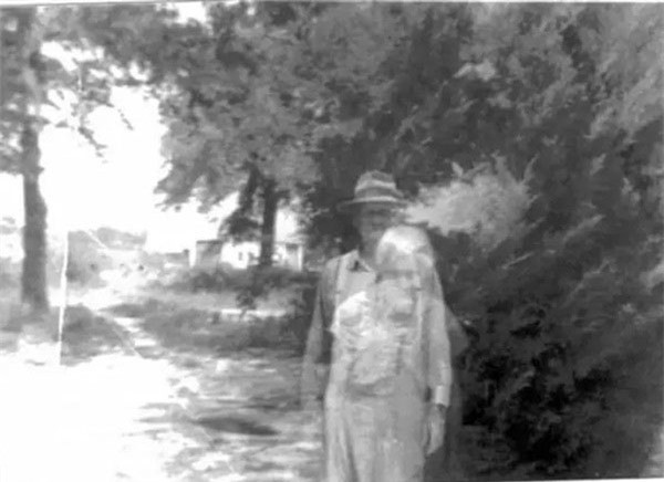 Ảnh chụp gia đình, nhưng nhìn kỹ bạn sẽ thấy có điều bất thường. Theo các thành viên trong gia đình, họ thường thấy hình bóng người phụ nữ này trong nhà, thỉnh thoảng đứng trên đầu giường khi họ còn nhỏ. Họ miêu tả đó là một người phụ nữ mặc trang phục màu trắng bên ngoài khoác áo tối màu. Tóc của bà thường được búi cao. Các thành viên trong gia đình tin rằng người phụ nữ này chính là tổ tiên của họ vì bà thường trông chừng họ ngủ. Bà Judy Herring đã phát hiện ra ông cố cụ đã xuất hiện trong bức ảnh chụp của mình. 