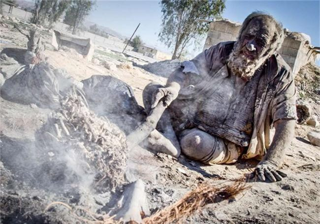 Do sống biệt lập với thế giới bên ngoài, người đàn ông bẩn nhất thế giới thường tự bắt động vật hoang dã để nướng ăn, điển hình như món nhím nướng. 