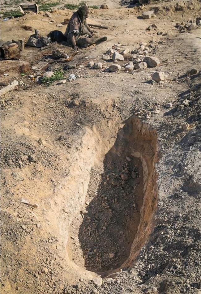 Một trong số ít những địa điểm được ông dùng làm nơi trú ngự là những cái hố đầy sỏi đá. 