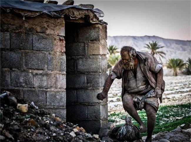 Ngoài ra, nhiều người cũng thương cảm cho ông nên đã xây một túp lều được lát gạch, để ông có thể tránh mưa nắng vào những ngày thời tiết thất thường. 