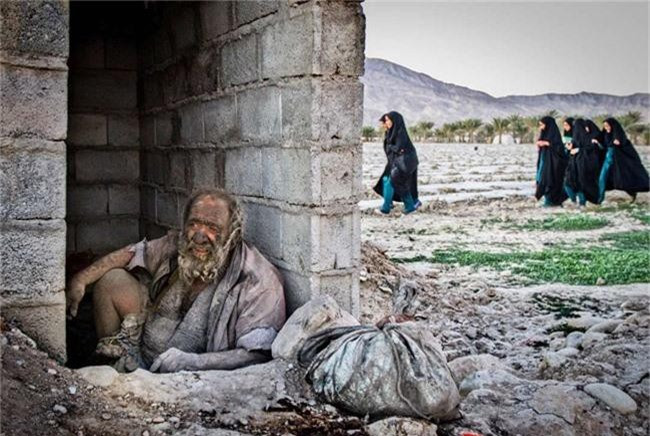 Được biết, lý do khiến ông sống tách biệt với thế giới bên ngoài xuất phát từ một lần thất bại của ông vào thuở trẻ. 