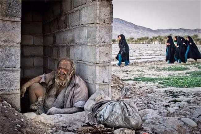 Được biết, lý do khiến ông sống tách biệt với thế giới bên ngoài xuất phát từ một lần thất bại của ông vào thuở trẻ. 