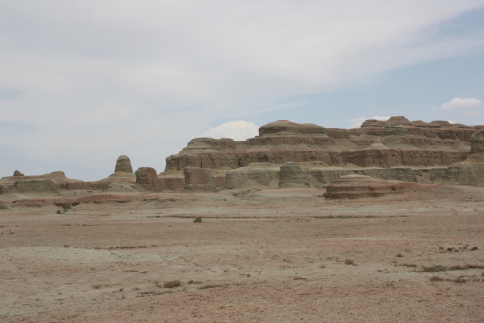 Khi khách du lịch mua vé vào cửa sẽ được đưa lên xe bus giống như những toa tàu hỏa rất ngộ nghĩnh, trên xe đều có hướng dẫn viên du lịch.