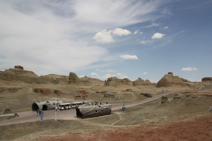 Lớp cát mỏng bị cuốn đi, lớp bùn nhão phía dưới kết cứng lại, nhiệt độ chênh lệch của sa mạc khiến cho lớp bùn đặc này bị đứt gãy, lớp cát theo dòng chảy biến thành những rãnh nhỏ ngoằn ngoèo tạo nên bề mặt địa khu kỳ dị khác thường.
