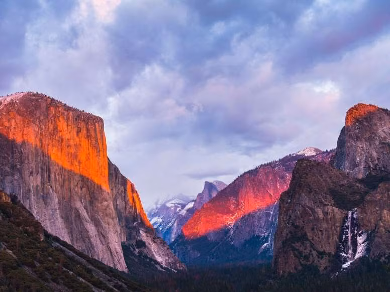 1. Thung lũng Yosemite, bang California: Thung lũng nằm ở vùng trung tâm của California này nổi tiếng với Công viên Quốc gia cùng tên Yosemite. Tại công viên thiên nhiên này, du khách có thể đến điểm ngắm phong cảnh Tunnel View để có vị trí chiêm ngưỡng quang cảnh thung lũng Yosemite đẹp mắt nhất. Từ vị trí Tunnel View còn rất thuận lợi để quan sát các địa danh nổi tiếng khác như đỉnh núi El Capitan và thác nước Bridalveil, cũng như là vòm đá hoa cương Half Dome. 