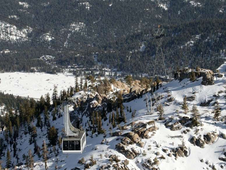 6. Thung lũng Squaw, bang California: Nằm vắt ngang qua khoảnh hồ Tahoe có màu nước xanh coban đặc trưng, thung lũng Squaw từ trước đến nay luôn là một trong những điểm trượt tuyết nổi tiếng nhất ở Mỹ. Đây cũng từng là địa điểm tổ chức Thế vận hội Mùa đông vào năm 1960. 