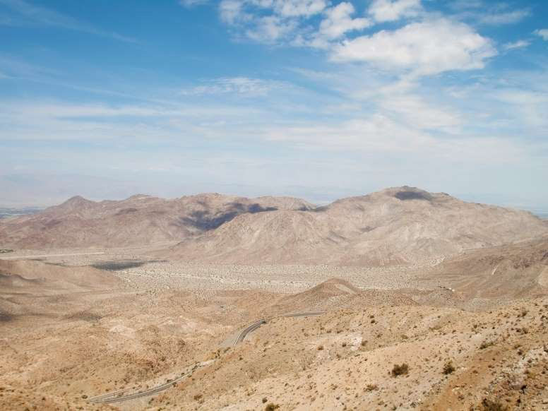 10. Thung lũng Coachella, bang Colorado: Nằm giữa sa mạc Colorado rộng lớn là thung lũng Coachella, được bao bọc bởi những ngọn núi khô cằn. Từ khu vực này, du khách có thể dễ dàng nhận ra dãy núi Little San Bernardino nằm ở phía đông, và theo hướng ngược lại dãy núi San Jacinto và Santa Rosa nằm ở phía tây. Thung lũng này vốn là địa điểm tổ chức Lễ hội âm nhạc và nghệ thuật Coachella nổi tiếng. Tuy vậy, dịp sự kiện năm 2020 đã phải hủy bỏ vì COVID-19. 