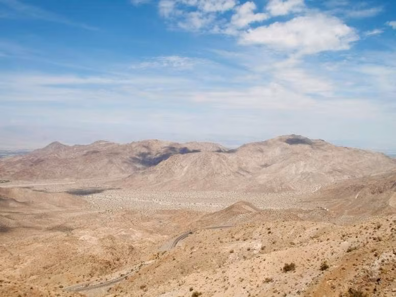 10. Thung lũng Coachella, bang Colorado: Nằm giữa sa mạc Colorado rộng lớn là thung lũng Coachella, được bao bọc bởi những ngọn núi khô cằn. Từ khu vực này, du khách có thể dễ dàng nhận ra dãy núi Little San Bernardino nằm ở phía đông, và theo hướng ngược lại dãy núi San Jacinto và Santa Rosa nằm ở phía tây. Thung lũng này vốn là địa điểm tổ chức Lễ hội âm nhạc và nghệ thuật Coachella nổi tiếng. Tuy vậy, dịp sự kiện năm 2020 đã phải hủy bỏ vì COVID-19. 