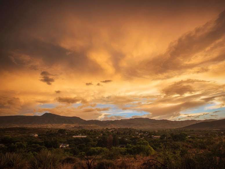 8. Thung lũng Verde, bang Arizona: Verde được thiên nhiên ưu ái cho rất nhiều cảnh đẹp, từ dòng sông cùng tên Verde êm đềm đến cảnh quan diễm lệ dọc theo cung đường lái xe Red Rock Scenic Byway. Khu vực này còn nổi tiếng với các nhà máy rượu vang và những căn nhà ở vách đá cổ xưa. 
