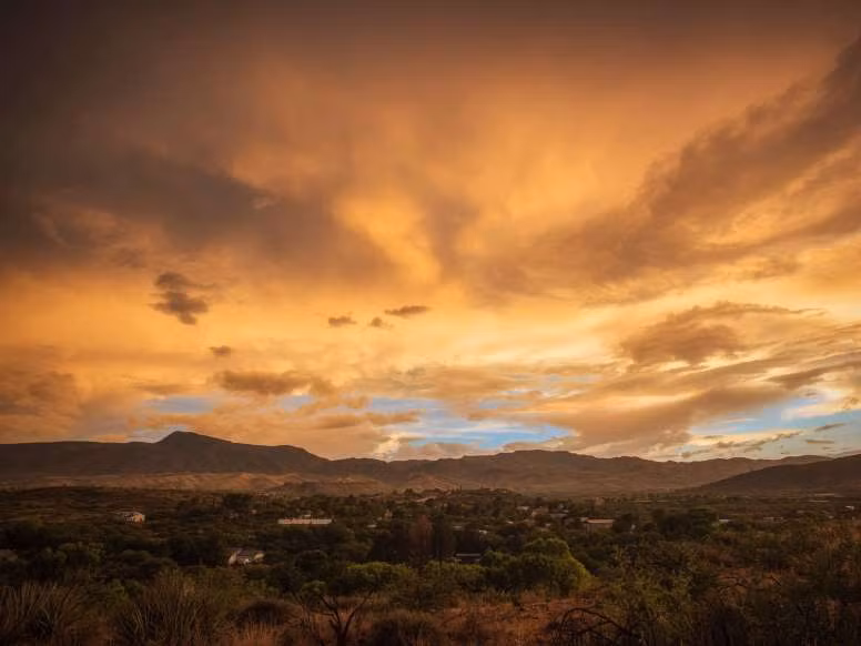 8. Thung lũng Verde, bang Arizona: Verde được thiên nhiên ưu ái cho rất nhiều cảnh đẹp, từ dòng sông cùng tên Verde êm đềm đến cảnh quan diễm lệ dọc theo cung đường lái xe Red Rock Scenic Byway. Khu vực này còn nổi tiếng với các nhà máy rượu vang và những căn nhà ở vách đá cổ xưa. 