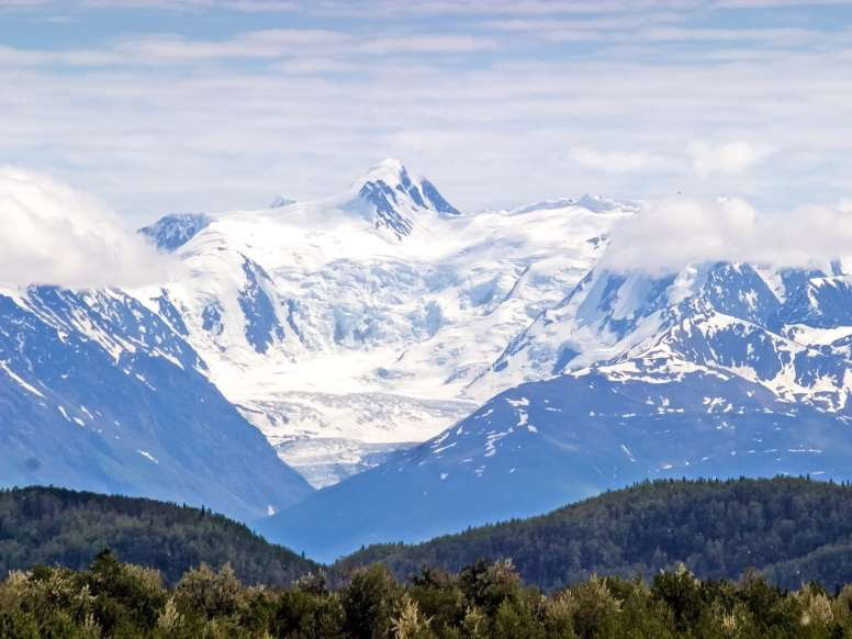 9. Thung lũng Mat-Su, bang Alaska: Cái tên của thung lũng bạt ngàn có kích thước bằng cả vùng West Virginia này bắt nguồn từ hai dòng sông trong vùng, là Matanuska và Susitna. Từ trong lòng thung lũng, người ta có thể phóng mắt nhìn ra những rặng núi trập trùng phủ băng xung quanh, đồng thời tiếp cận thị trấn Talkeetna để chuyển sang con đường leo ngọn núi Denali nổi bật của khu vực.