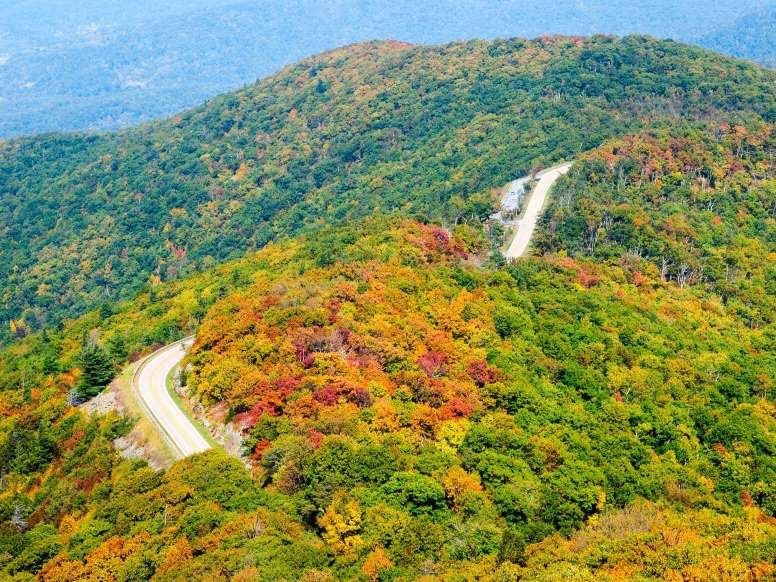 3. Thung lũng Shenandoah, bang West Virginia: Dọc theo cung đường lái xe gần 170km xuyên qua dãy núi Blue Ridge ở bang West Virginia, du khách có thể thưởng thức toàn bộ khung cảnh bao quát của thung lũng Shenandoah trải dài trước mắt. Nơi này vốn là một phần của thung lũng lớn hơn tên là Great Appalachian, và khung cảnh đặc biệt trở nên đẹp mắt vào mùa thu khi cây lá đổi màu. 