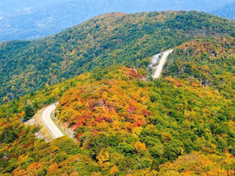 3. Thung lũng Shenandoah, bang West Virginia: Dọc theo cung đường lái xe gần 170km xuyên qua dãy núi Blue Ridge ở bang West Virginia, du khách có thể thưởng thức toàn bộ khung cảnh bao quát của thung lũng Shenandoah trải dài trước mắt. Nơi này vốn là một phần của thung lũng lớn hơn tên là Great Appalachian, và khung cảnh đặc biệt trở nên đẹp mắt vào mùa thu khi cây lá đổi màu. 