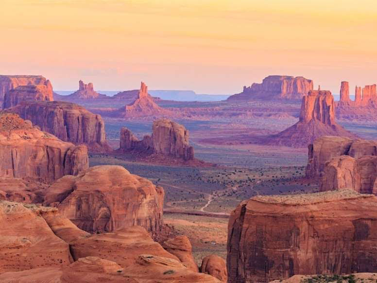 5. Thung lũng Monument, bang Arizona: Thung lũng được phủ đầy bởi cát đỏ này nằm ở ranh giới hai bang Arizona và Utah của Mỹ, được tô điểm bằng những cấu trúc sa thạch hùng vĩ, đẹp mắt đến ngỡ ngàng. Những “cột tháp” địa chất này được hình thành qua quá trình xói mòn trong vòng 50 triệu năm, với chiều cao từ 122 đến 305m. 