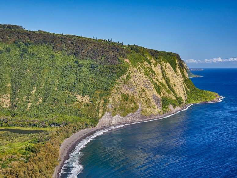 2. Thung lũng Waipio, quần đảo Hawaii: Waipio được mệnh danh là "Thung lũng của các vị vua", đơn giản bởi vì nơi này từng là nơi sinh sống của những người trị vì đầu tiên tại Hawaii. Thung lũng này tọa lạc trên đảo Big Island, tại một khu vực rất khó tiếp cận. Để đến đây, du khách sẽ phải đi vào con đường độc đạo với đồi núi bấp bênh. Vì địa hình đường đi hiểm trở như vậy, nhiều người chọn cách đơn giản hơn là ngắm cảnh thung lũng từ trên cao qua một khu quan sát ở vùng Honoka'a. 
