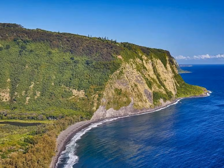 2. Thung lũng Waipio, quần đảo Hawaii: Waipio được mệnh danh là "Thung lũng của các vị vua", đơn giản bởi vì nơi này từng là nơi sinh sống của những người trị vì đầu tiên tại Hawaii. Thung lũng này tọa lạc trên đảo Big Island, tại một khu vực rất khó tiếp cận. Để đến đây, du khách sẽ phải đi vào con đường độc đạo với đồi núi bấp bênh. Vì địa hình đường đi hiểm trở như vậy, nhiều người chọn cách đơn giản hơn là ngắm cảnh thung lũng từ trên cao qua một khu quan sát ở vùng Honoka'a. 