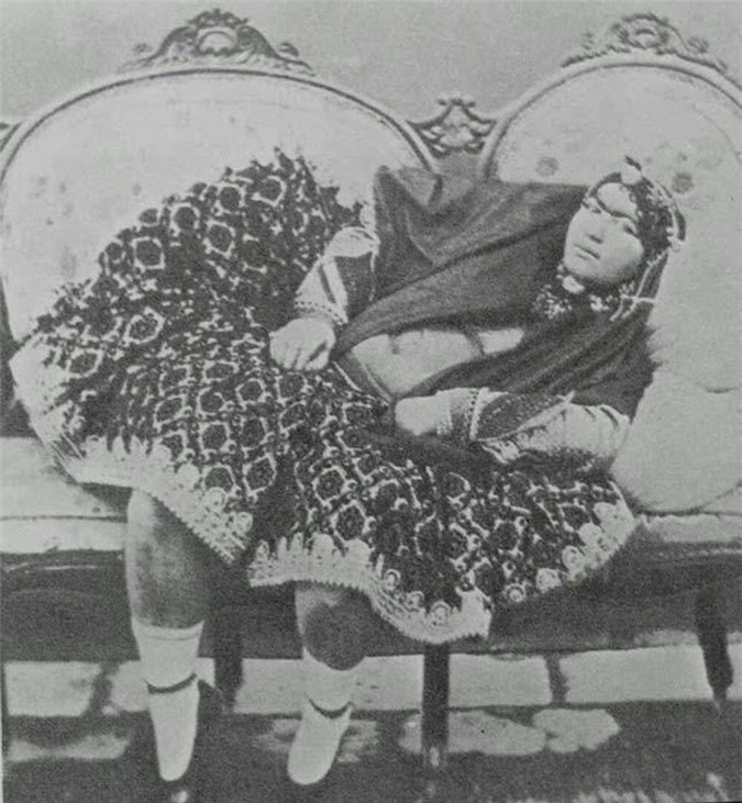 ##sc### Ở Ba Tư vào thời điểm đó, các đường nét nam tính được đánh giá cao ở phụ nữ và ngược lại các đường nét nữ tính ở đàn ông được đề cao. 