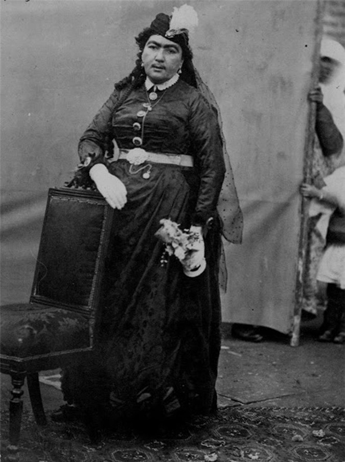 ##sc### Tên đầy đủ của nàng công chúa làm "khuynh đảo" đất nước Ba Tư là Zahra Khanom Tadj es-Saltaneh. Bà sinh năm 1883 và mất năm 1936. 