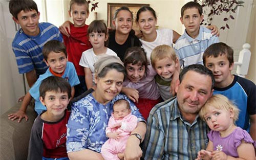 9. Bà mẹ có nhiều con nhất thế giới: 69 con: Gia đình này có tất cả 71 thành viên trong đó 69 người con. Cô Valentina Vassilyeva đã thiết lập kỉ lục thế giới đó là bà mẹ có nhiều con nhất. Người phụ nữ Nga này đã sinh tổng thể 69 người con. Cô đã sinh 16 lần sinh đôi, 7 lần sinh ba, 4 lần sinh 4. Như vậy từ năm 1725 đến 1765 cô đã sinh tổng thể 27 lần. 67 trong số 69 người con của cô đều phát triển khỏe mạnh. 