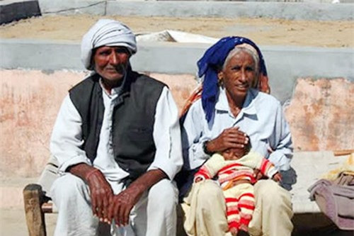 4. Người mẹ già nhất sinh con: Năm 2008, bà Rajo Devi trở thành người phụ nữ lớn tuổi nhất khi làm mẹ ở tuổi 70. Trong suốt 50 năm chung sống với chồng, Rajo không thể có con. Bà tưởng rằng mọi hi vọng đã tắt khi Rajo qua tuổi mãn kinh. Nhưng phương pháp thụ tinh trong ống nghiệm với trứng của một người khác hiến tặng kết hợp thành công với tinh trùng của chồng bà (khi đó đã 72 tuổi). Bà Rajo Devi mang thai và đến 6/12/2008, bà sinh hạ một bé gái khỏe mạnh. 