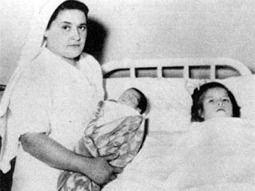 5. Người mẹ trẻ nhất sinh con: Một trong những bà mẹ trẻ nhất thế giới phải kể đến là cô gái Peru mới 5 tuổi sinh con hồi tháng 4/1939. Vào một ngày đầu hè, một nông dân từ vùng núi Andes xa xôi dẫn cô con gái 5 tuổi đến bệnh viện tỉnh Pisco (Peru) để chữa trị khối u quái ác nằm dưới bụng, bởi ngay cả pháp sư giỏi nhất trong làng cũng đã bó tay. Lúc này, cô bé rất nhút nhát, chỉ cao chưa đầy 0,9 m với cái bụng phình to. Kết quả thăm khám khiến các bác sĩ không tin nổi vào mắt mình: “cục u” cứng như đá hóa ra là một… bào thai đã được 8 tháng. Một tháng rưỡi sau đó, cô bé Lina lên chức mẹ bằng phương pháp sinh mổ bởi xương chậu của cô quá nhỏ, không thể sinh thường. Rất nhiều năm sau đó, người ta vẫn tưởng Lina và con trai Gerald là hai chị em. 