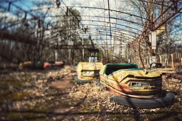 Thiên nhiên đã bắt đầu xâm chiếm nơi này sau 28 năm. Công viên Pripyat được chọn làm bối cảnh cho nhiều bộ phim và trò chơi điện tử, như S.T.A.L.K.E.R.: Shadow of Chernobyl, Call of Duty 4: Modern Warfare và Chernobyl Diaries. Ảnh: Ginasoden.