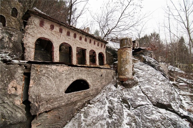 Công viên Holy Land, Waterbury, Connecticut, Mỹ: Nơi này từng thu hút hàng nghìn lượt khách vào thập niên 1960, 1970, với chủ đề về tôn giáo. John Greco đã tạo ra 200 công trình độc đáo lấy cảm hứng từ Bethlehem, Jerusalem, và các địa điểm trong Kinh Thánh khác. Công viên đóng cửa từ năm 1986 sau khi Greco qua đời. Ảnh: Viralnova.